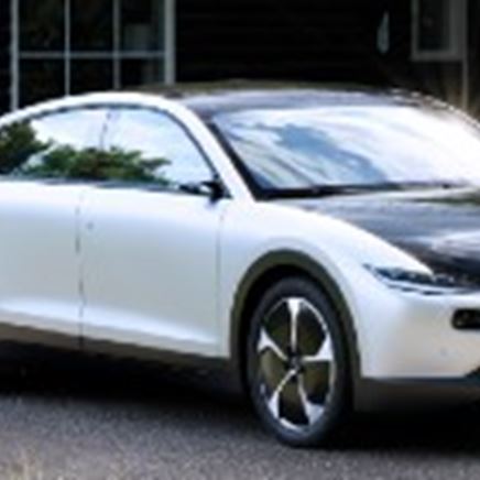 De meest aerodynamische productieauto rijdt op zonne-energie