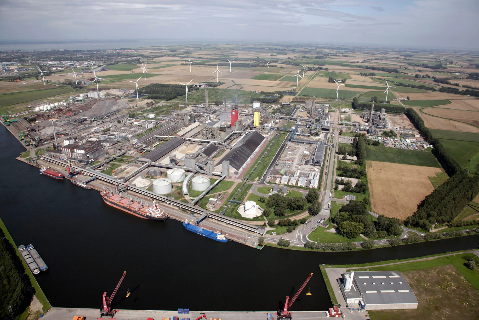 Luchtfoto Yara Sluiskil