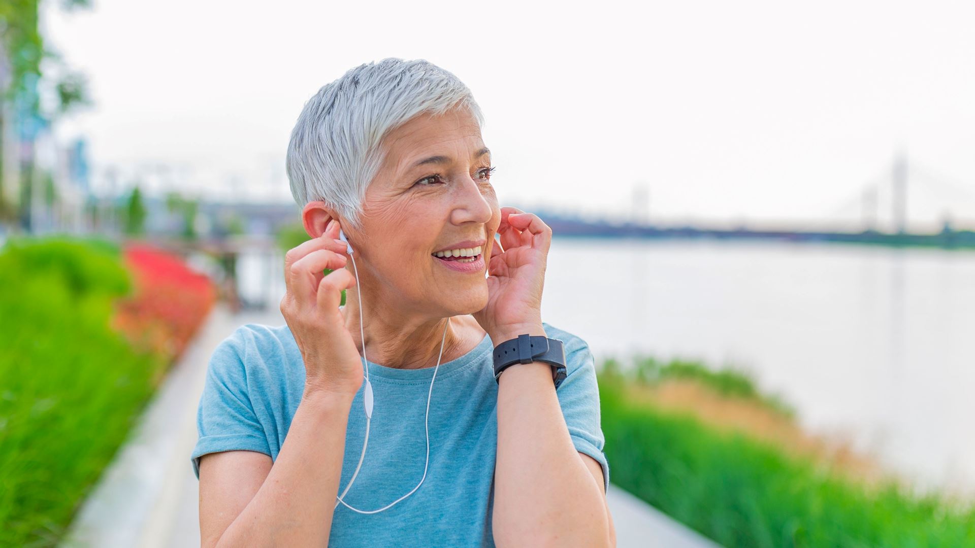 Oudere vrouw luistert naar muziek met een koptelefoon