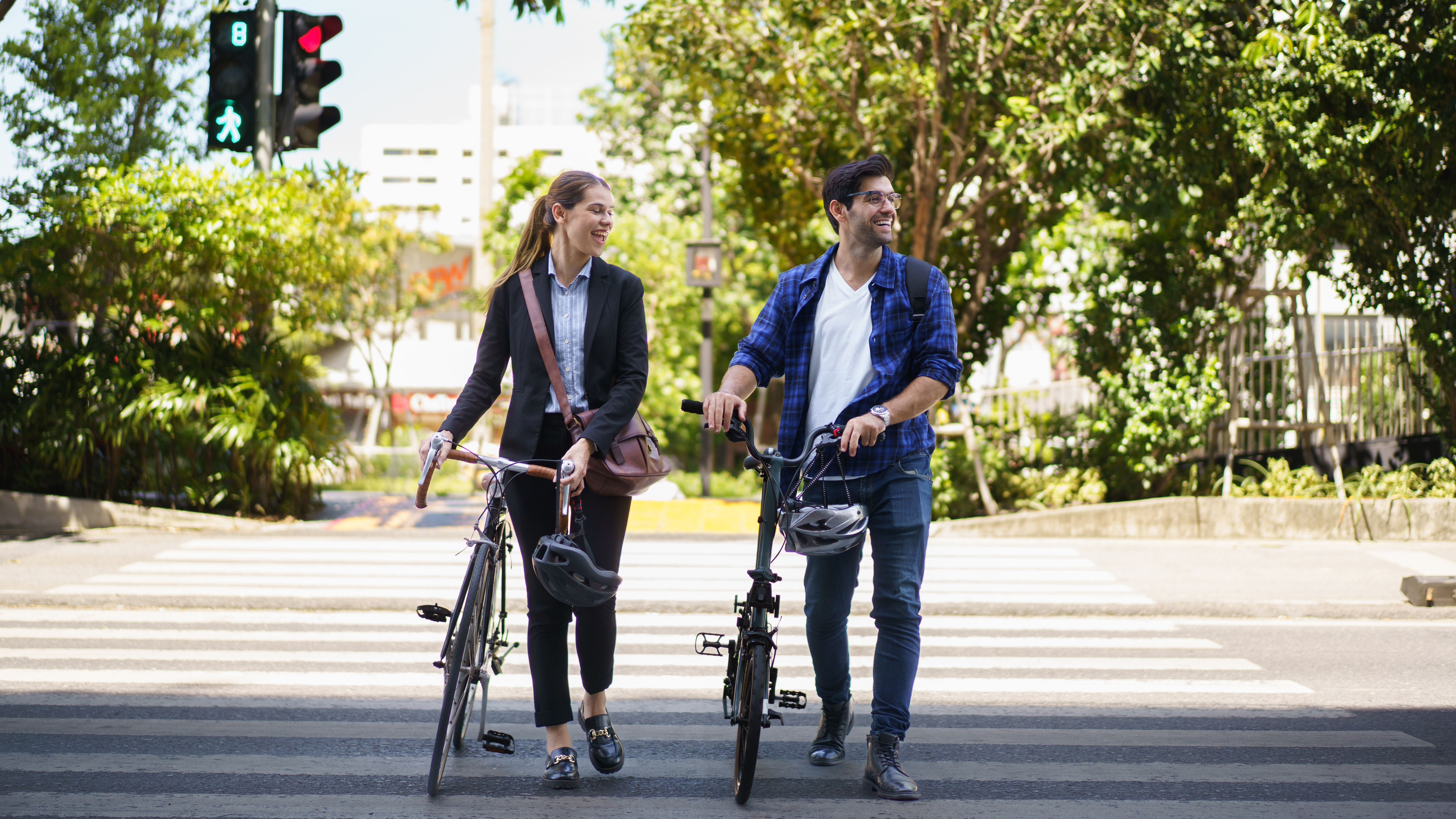 Collega's lopen met fietsen door de stad