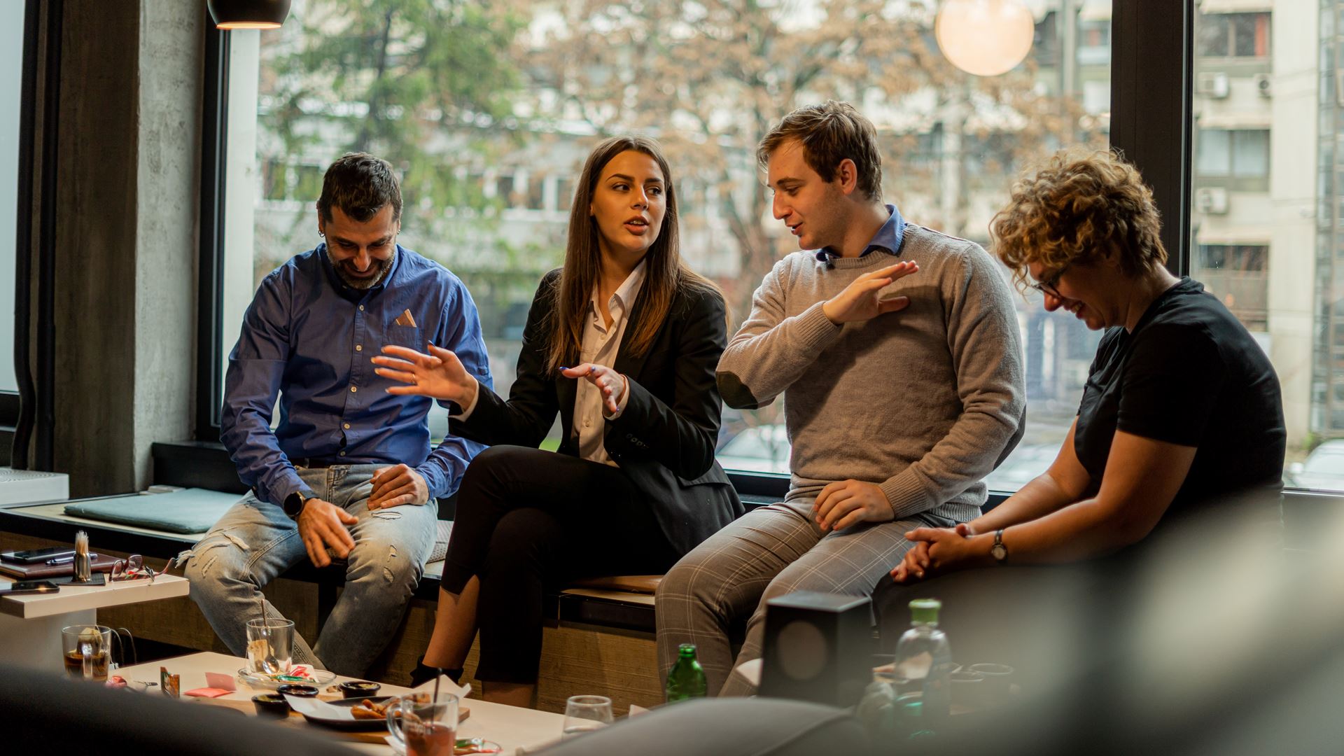 Team bespreekt plannen en ideeën