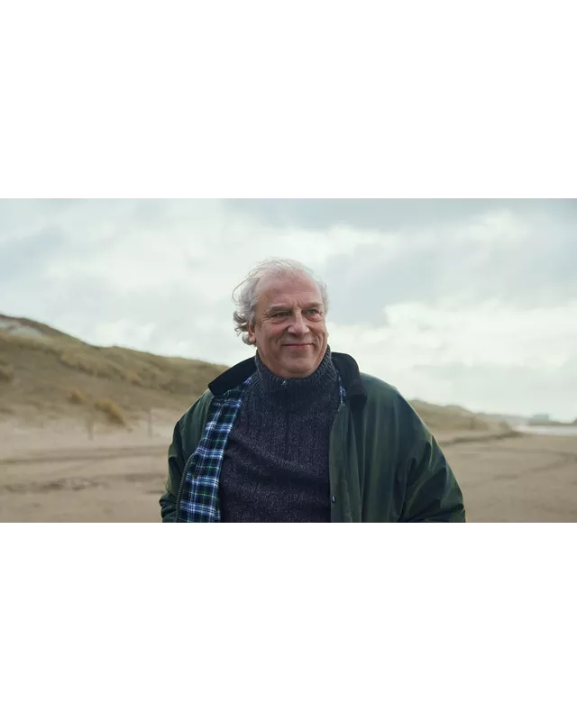 Anton trots kijkend naar Tobi