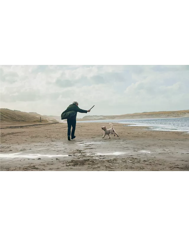Anton en Tobi op het strand met stok