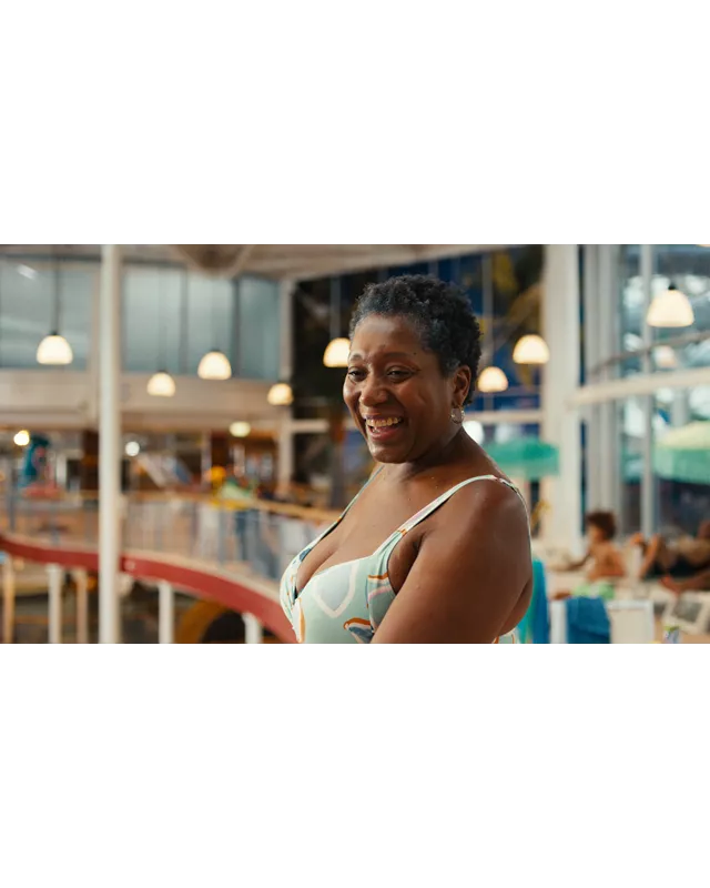 Oma Jane trots kijkend naar Soraya