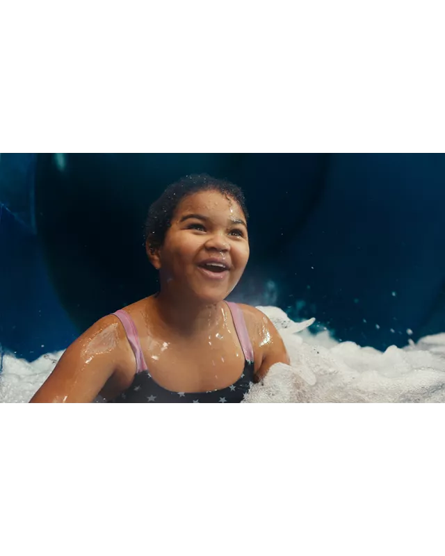 Soraya lachend in het water
