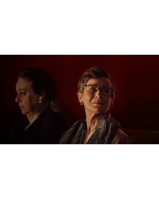 Tante Thea kijkend naar rechts