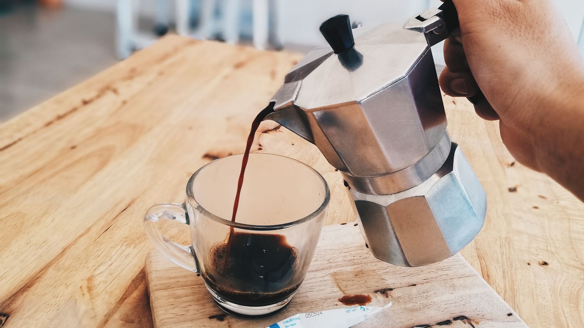 Perculator schenkt kop koffie in