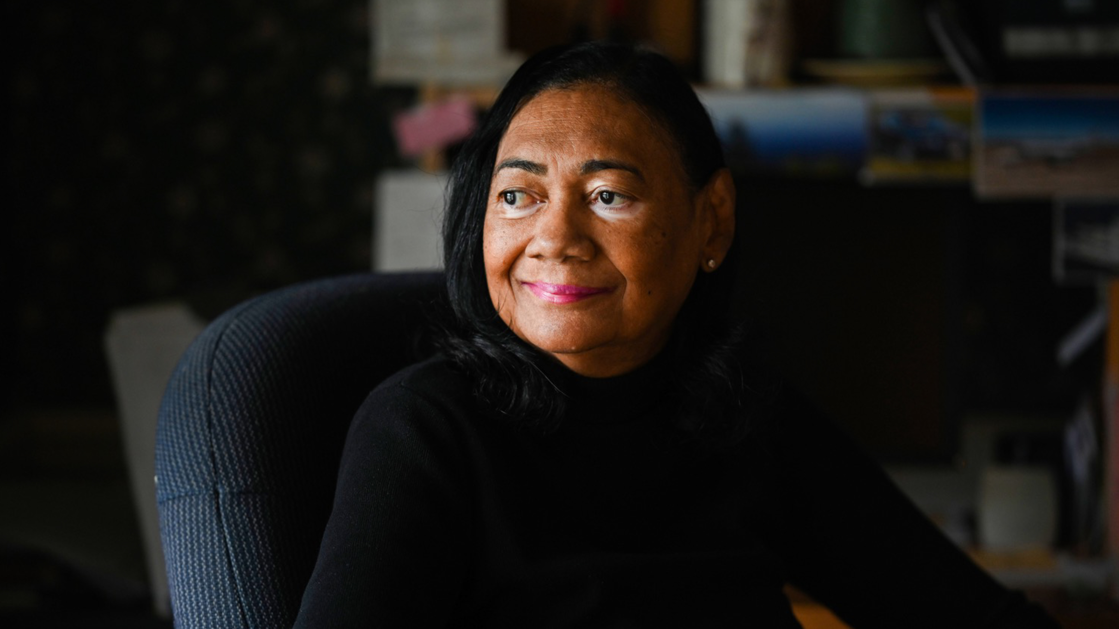 Donkere foto van vrouw tevreden kijkend naar links