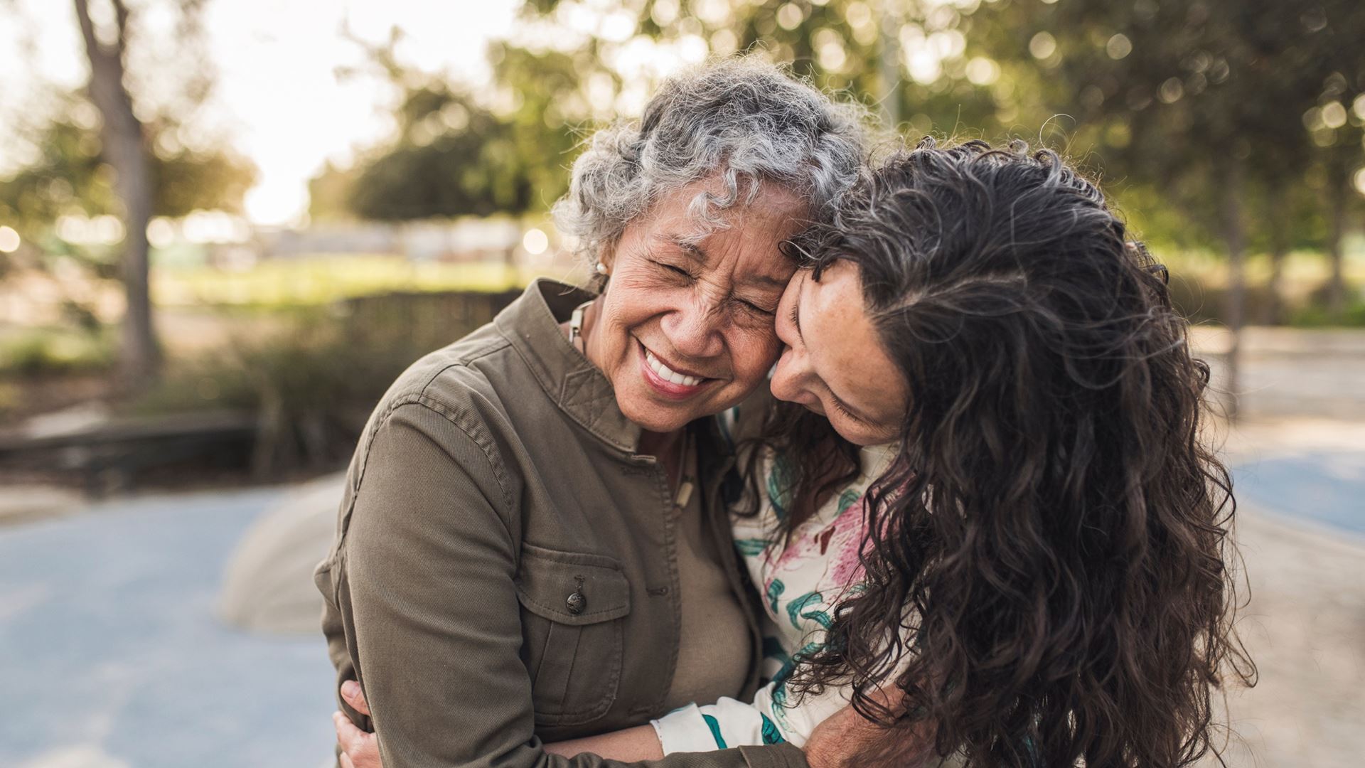 Moeder en dochter knuffelen buiten