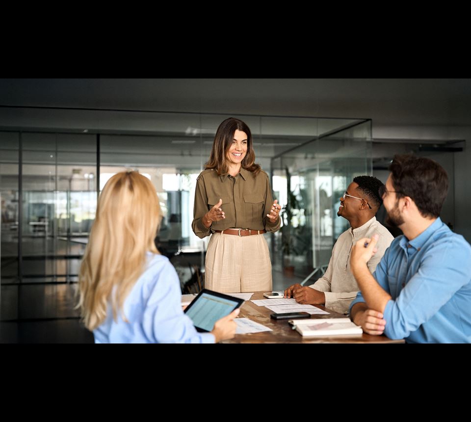 Zakelijke vrouw bespreekt een project met collega’s tijdens een vergadering